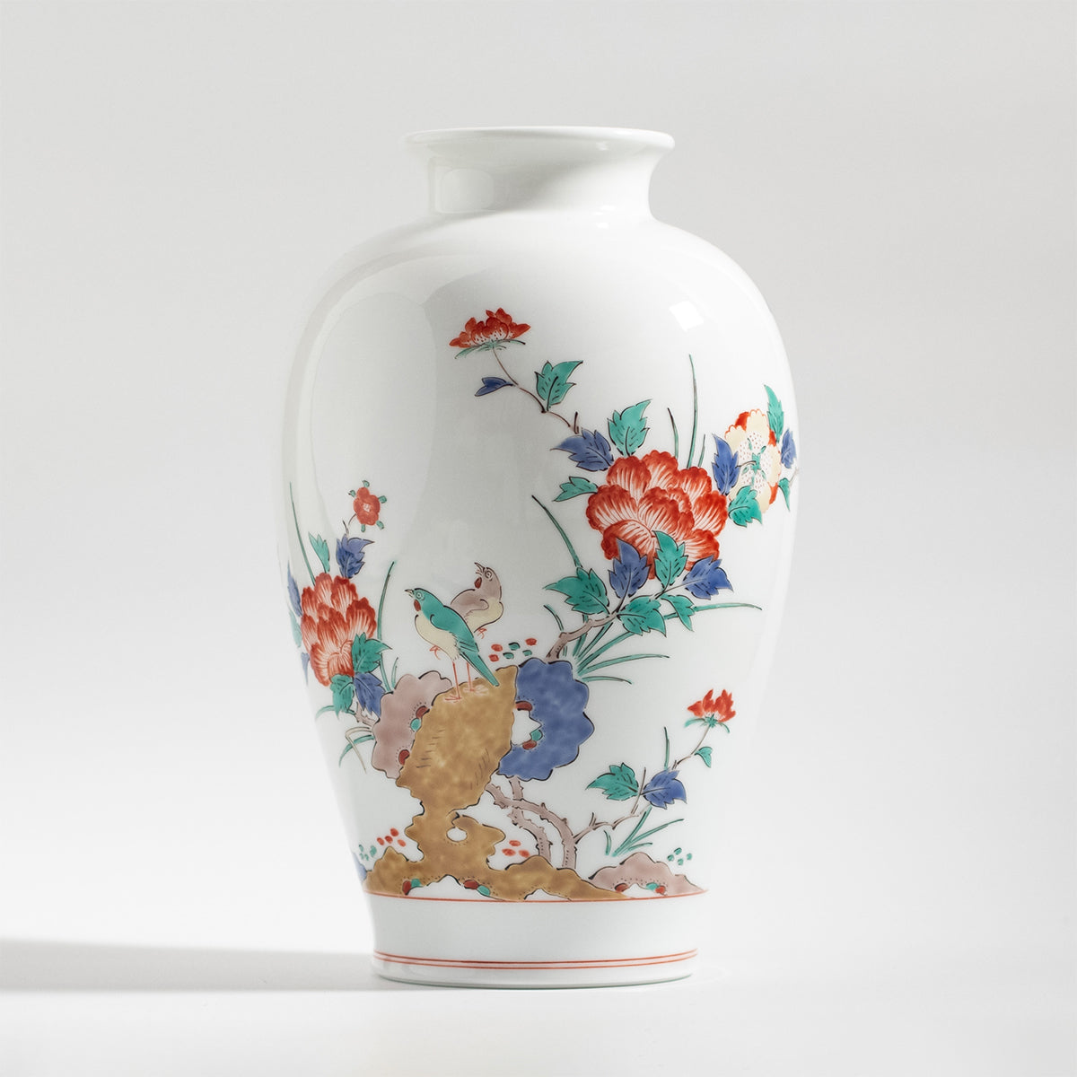 Arita Ware : Vase en brocart à motif de pivoines et d'oiseaux