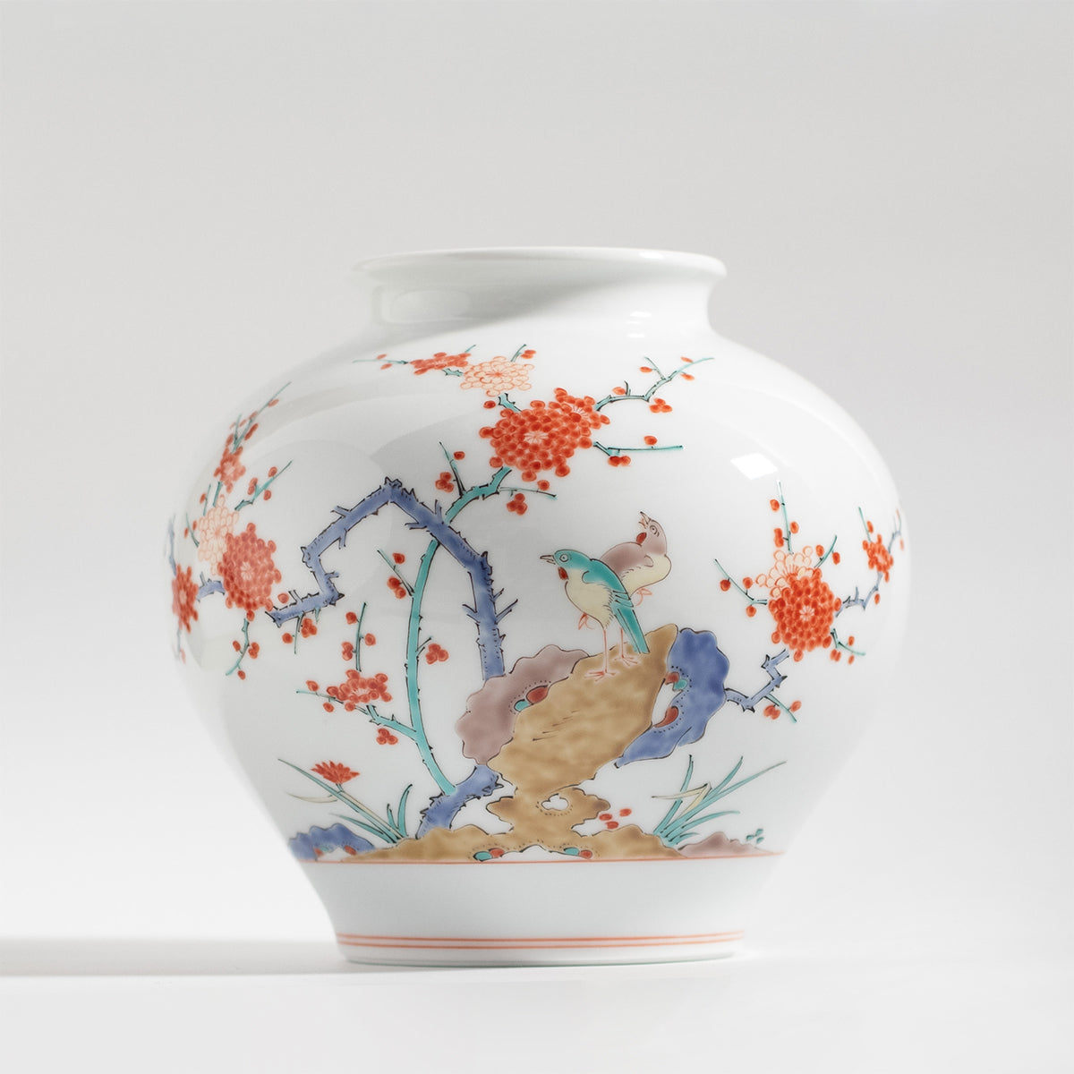 Arita Ware : Vase en brocart à motif de prunes et d'oiseaux