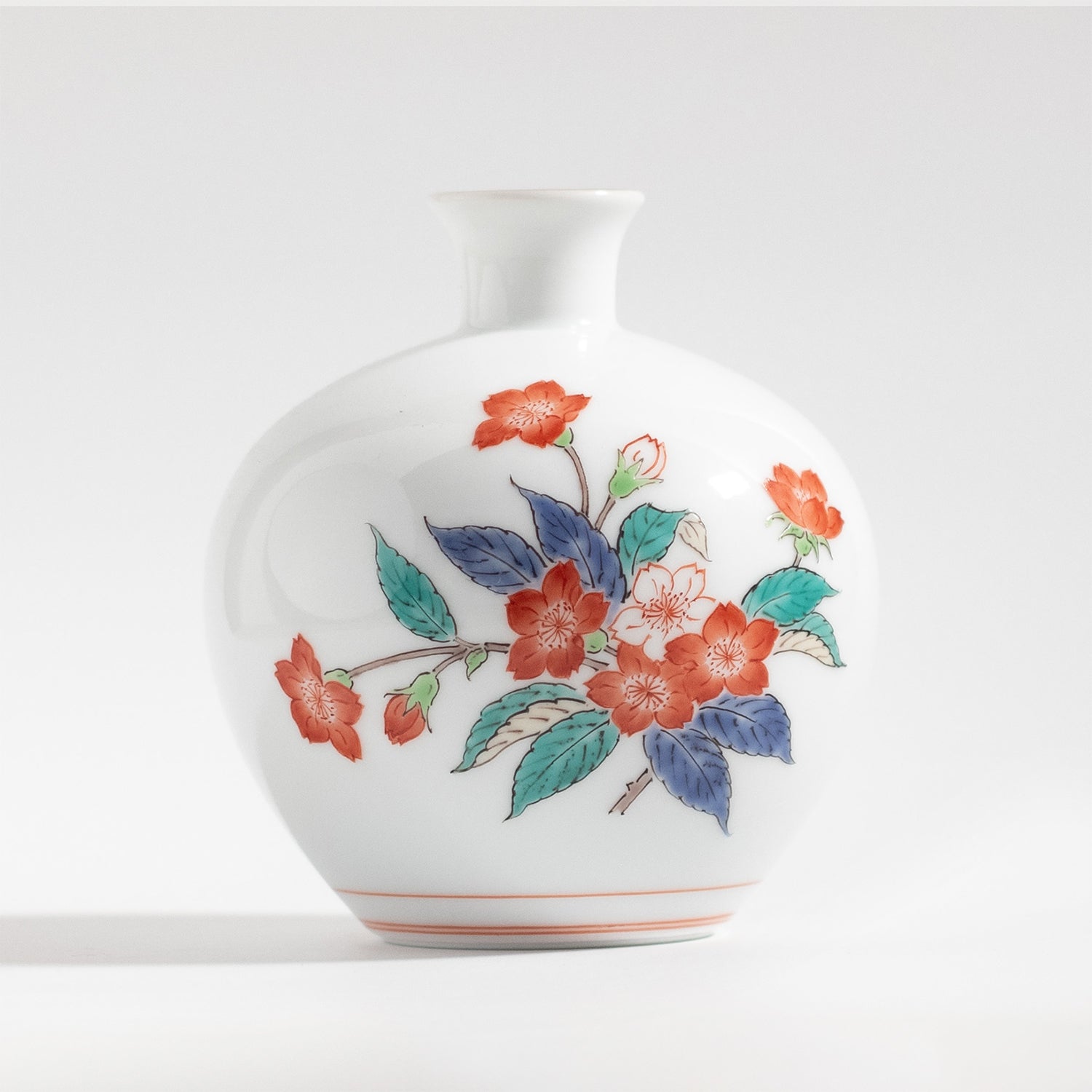 Arita Ware : Vase Kakiemon en porcelaine à motif de fleurs de cerisier, pour une seule fleur