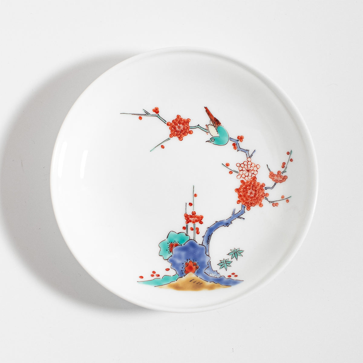 Arita Ware : Assiette en porcelaine Kakiemon à motif de prune et d'oiseau