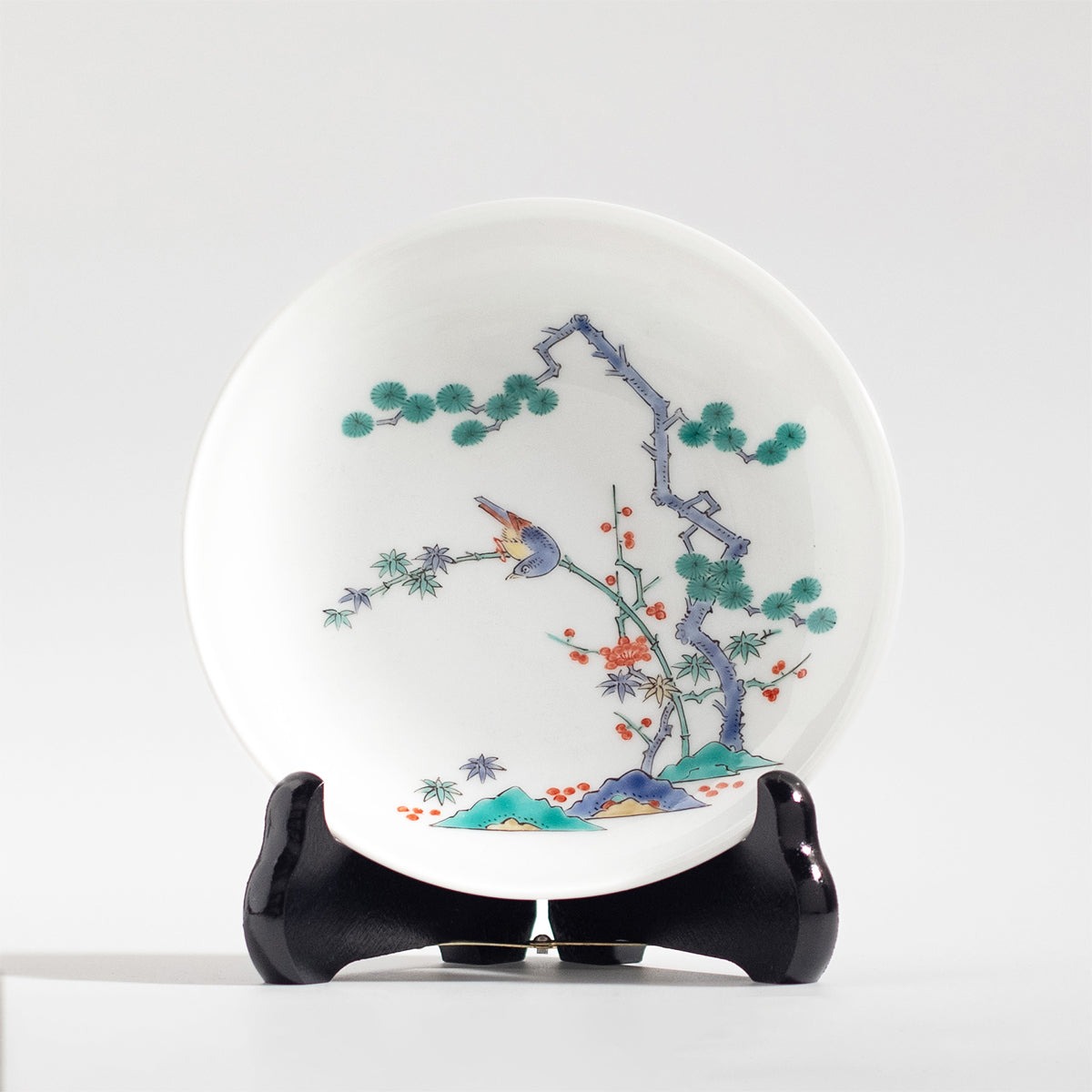 Assiette en porcelaine Kakiemon, motif pin, bambou, prunier et oiseau, Arita Ware
