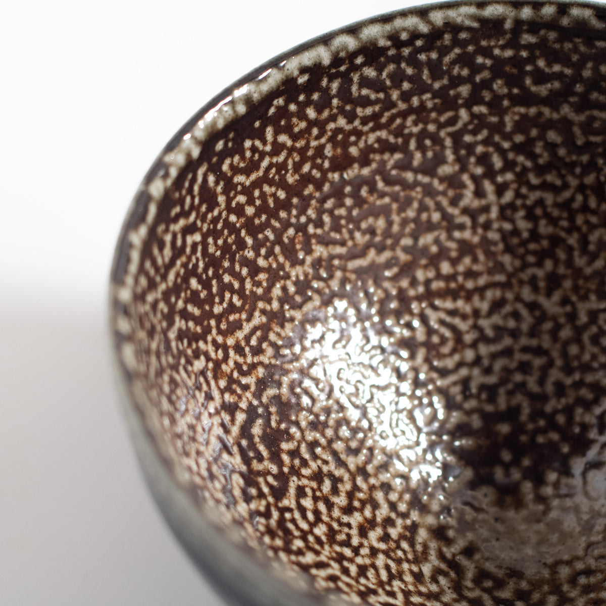 Mashiko Ware: Indigo Iron Salt Glaze Carved Tea Bowl (Wan-nari)