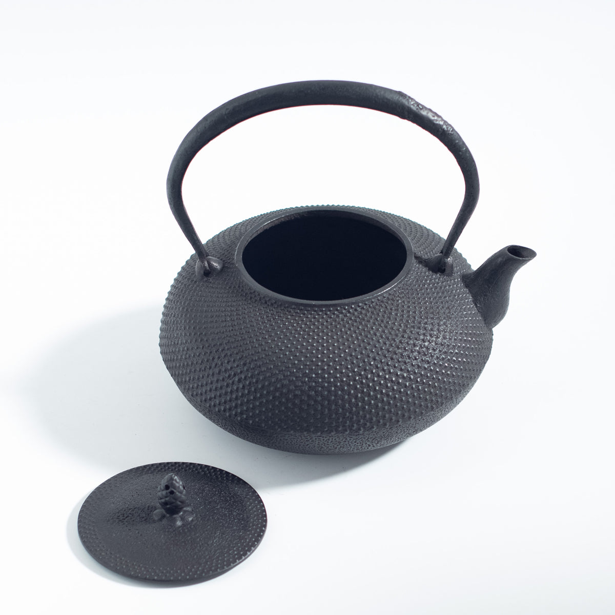 Bouilloire en fer avec motif de grêle et forme de joyau sacré plat