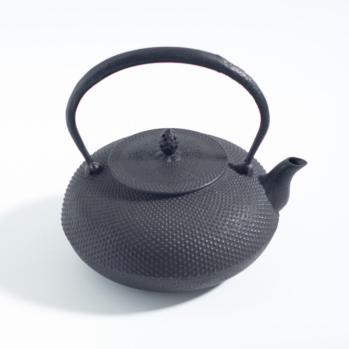 Bouilloire en fer avec motif de grêle et forme de joyau sacré plat