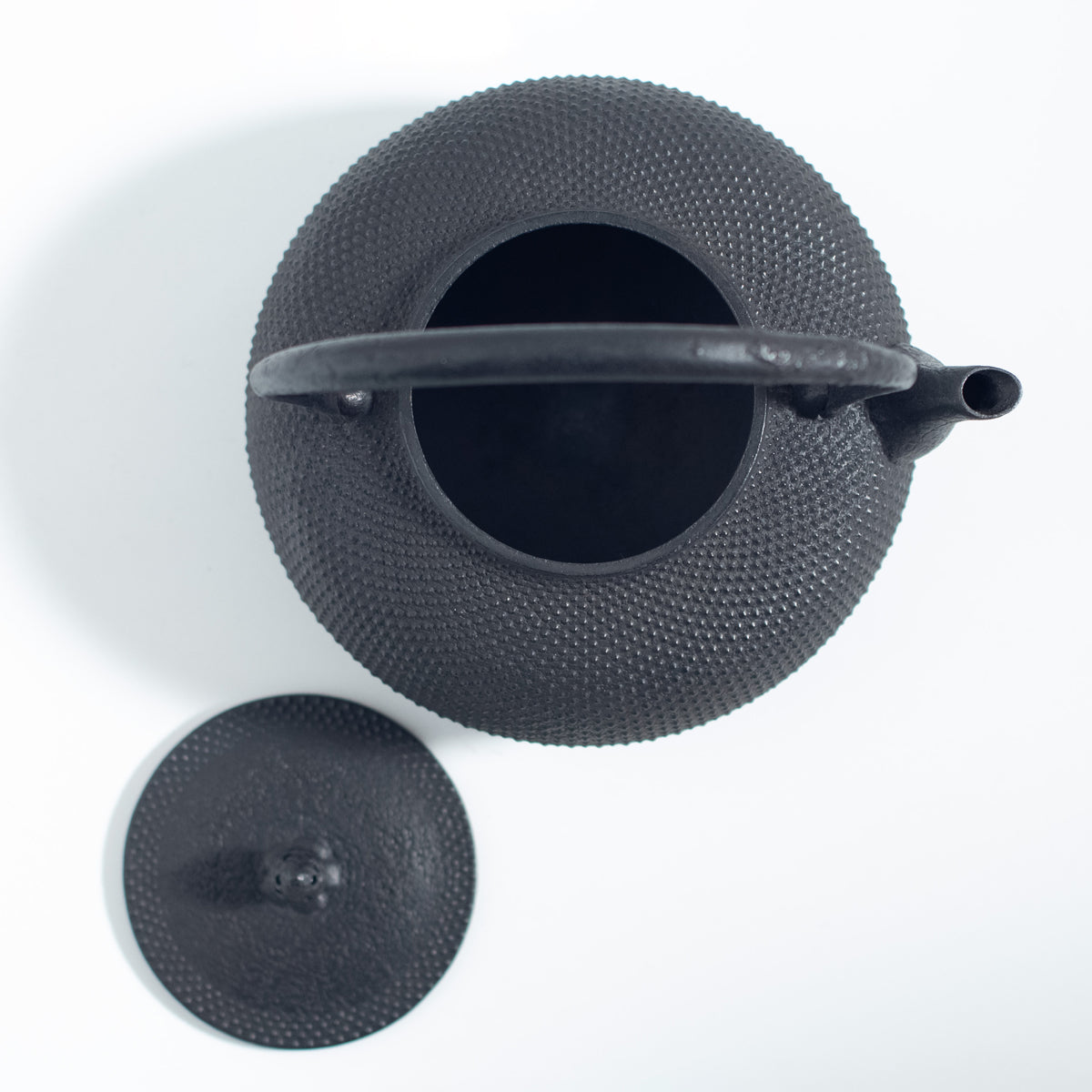 Bouilloire en fer avec motif de grêle et forme de joyau sacré plat