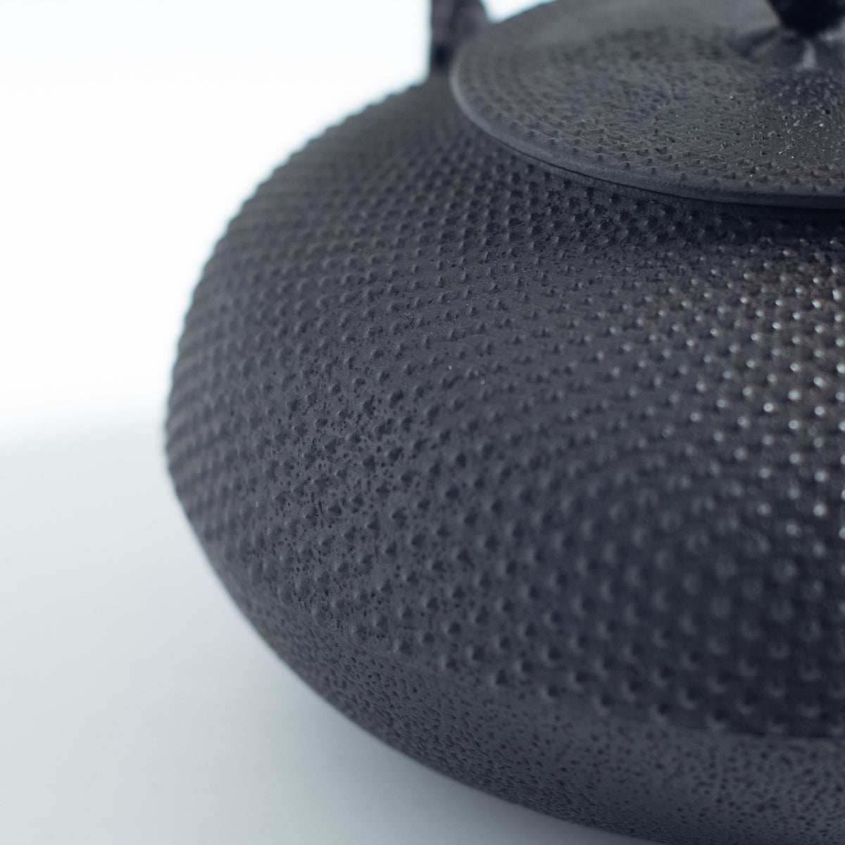 Iron Kettle with Hailstone Pattern and Flat Sacred Jewel Shape