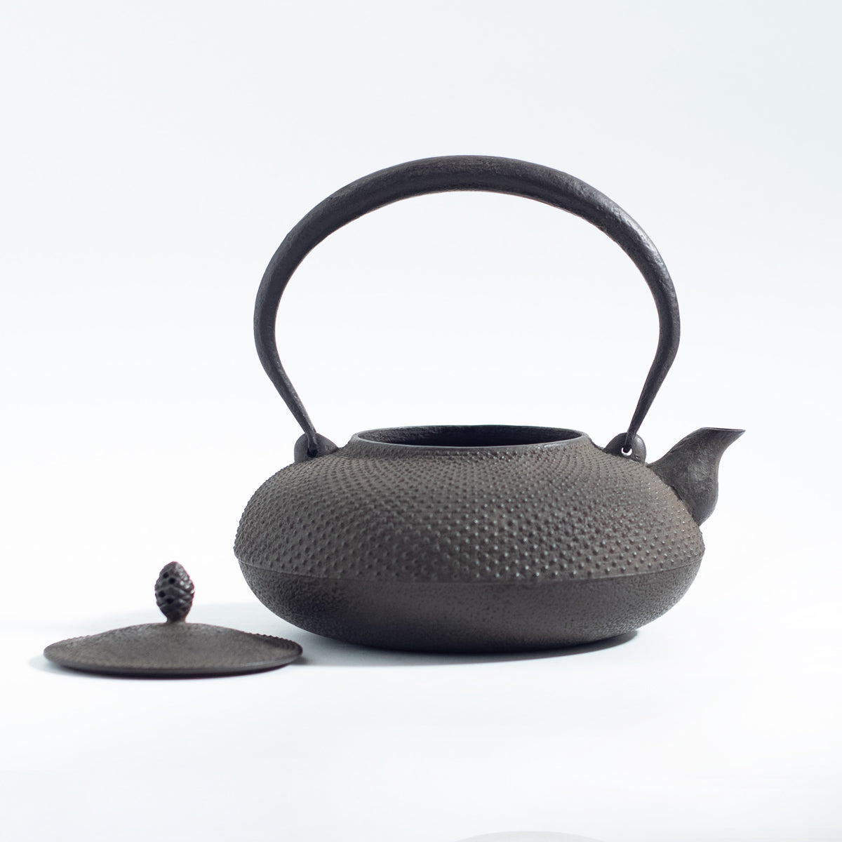 Bouilloire en fer avec motif de grêle et forme de joyau sacré plat