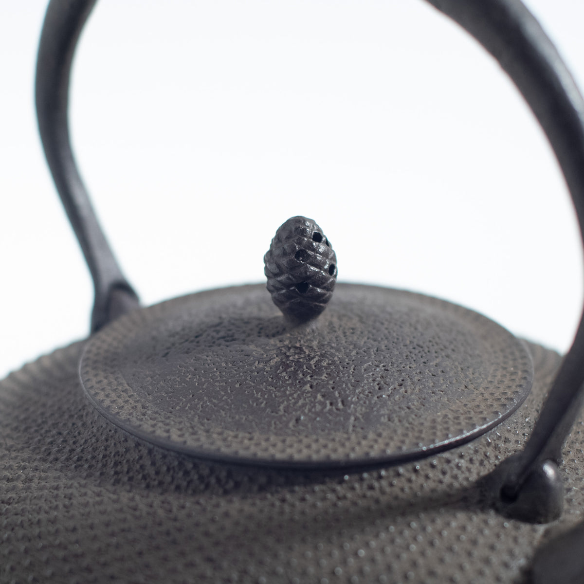 Bouilloire en fer avec motif de grêle et forme de joyau sacré plat