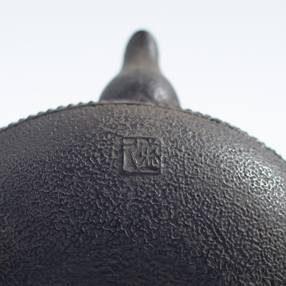 Bouilloire en fer avec motif de grêle et forme de joyau sacré plat