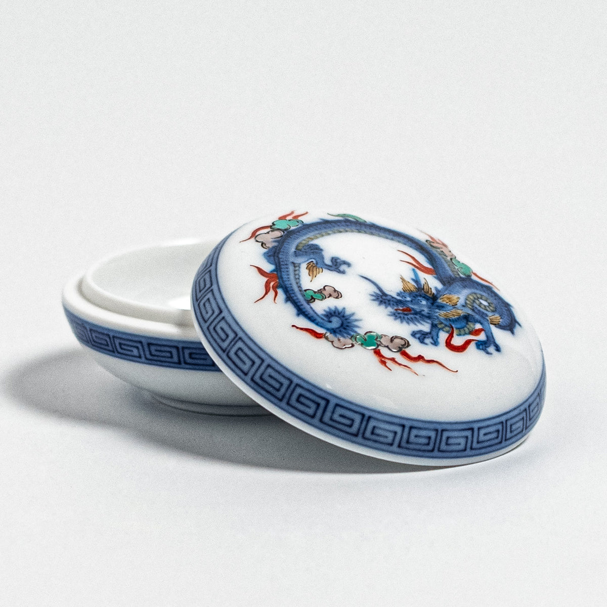 Arita Ware : Boîte à encens (Kōgō) à motif de dragon en émail bleu et blanc surglaçure