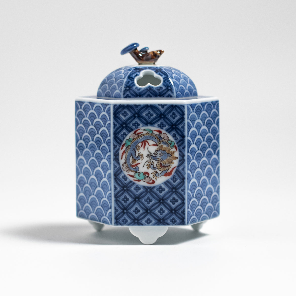 Arita Ware : Brûleur d'encens avec émail surglaçure Kakiemon et motifs de dragons bleus et blancs