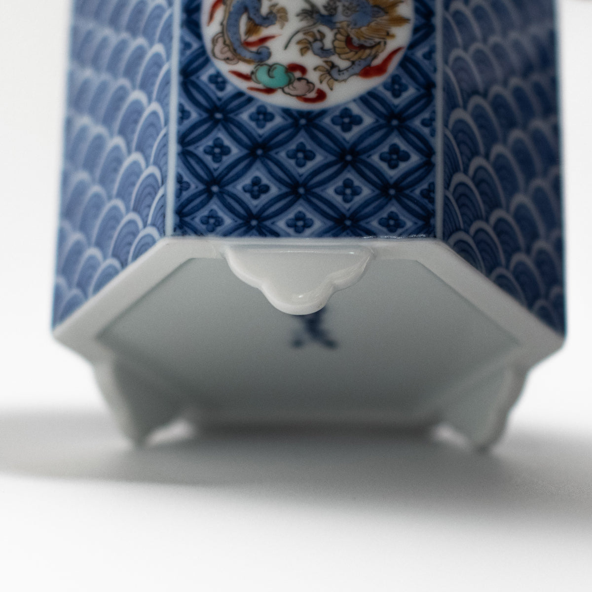 Arita Ware : Brûleur d'encens avec émail surglaçure Kakiemon et motifs de dragons bleus et blancs