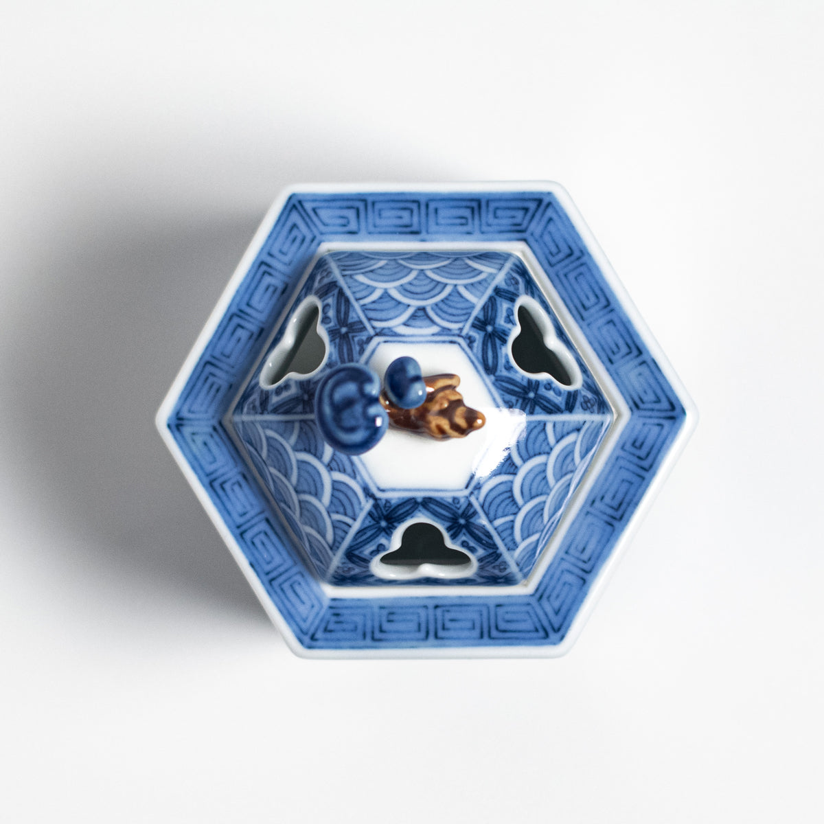 Arita Ware: Incense Burner with Kakiemon Overglaze Enamel and Blue-and-White Dragon Motifs