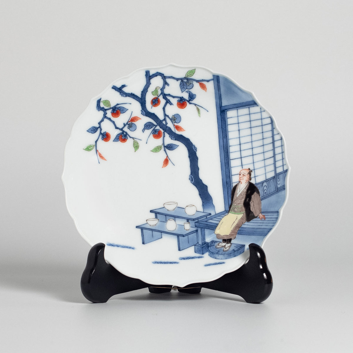 Arita Ware : Assiette encadrée à bordure campanulée, émail bleu et polychrome, modèle de première génération