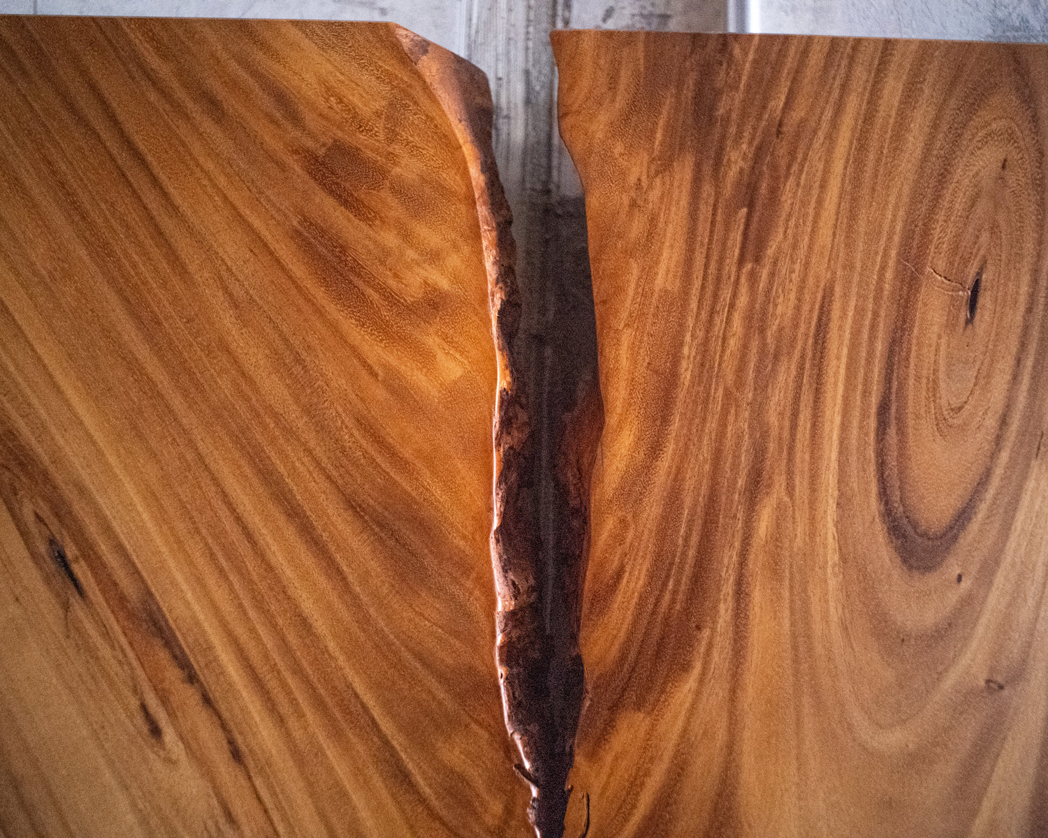 Dalle à bord naturel – Monkeypod M552 (s011)