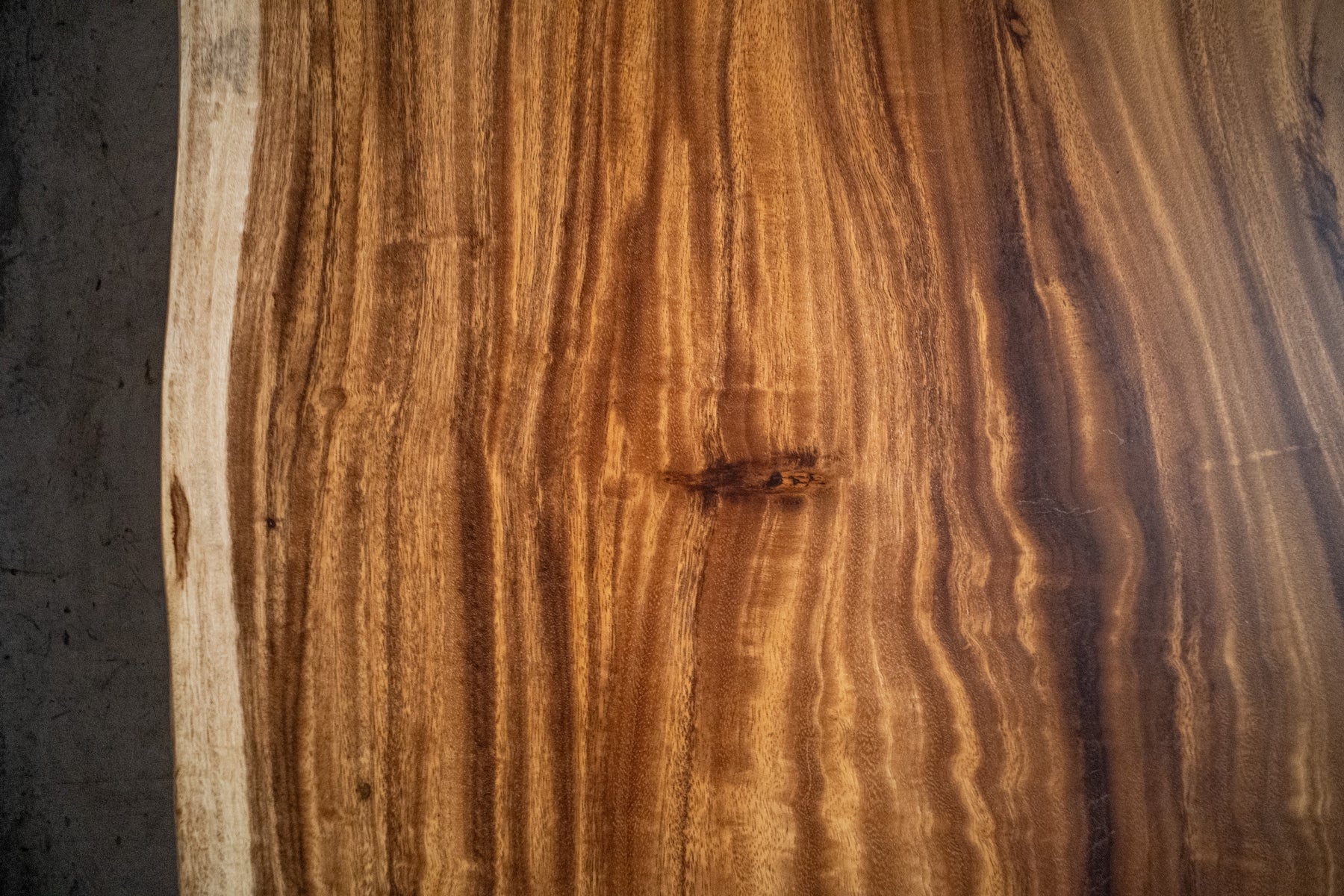 Dalle à bord naturel – Monkeypod M1767 (s009)