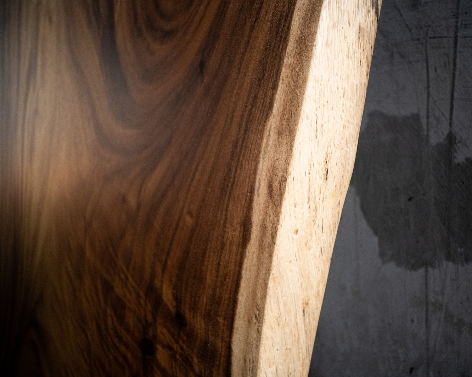 Dalle à bord naturel – Monkeypod M1767 (s009)