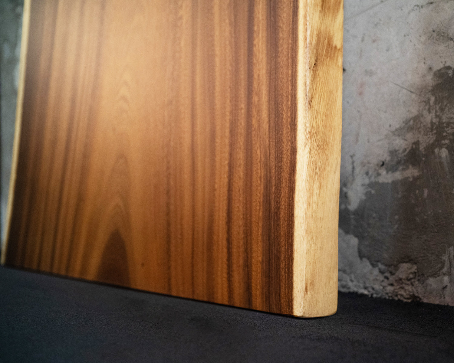 Dalle à bord naturel – Monkeypod 846 (s025)