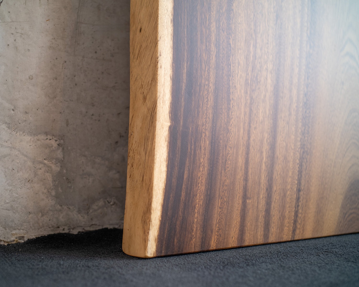 Dalle à bord naturel – Monkeypod 846 (s025)