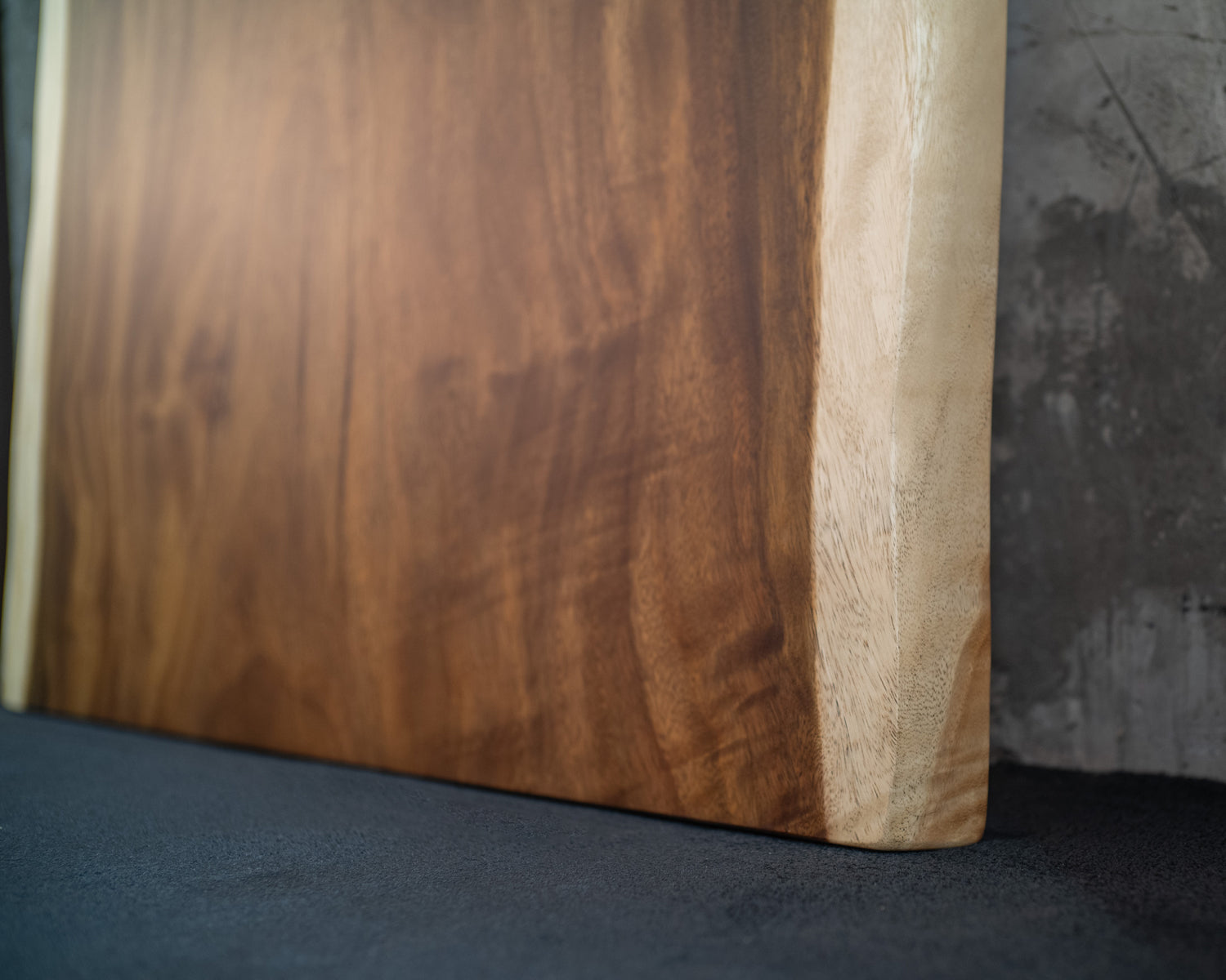 Dalle à bord naturel – Monkeypod 850 (s010)