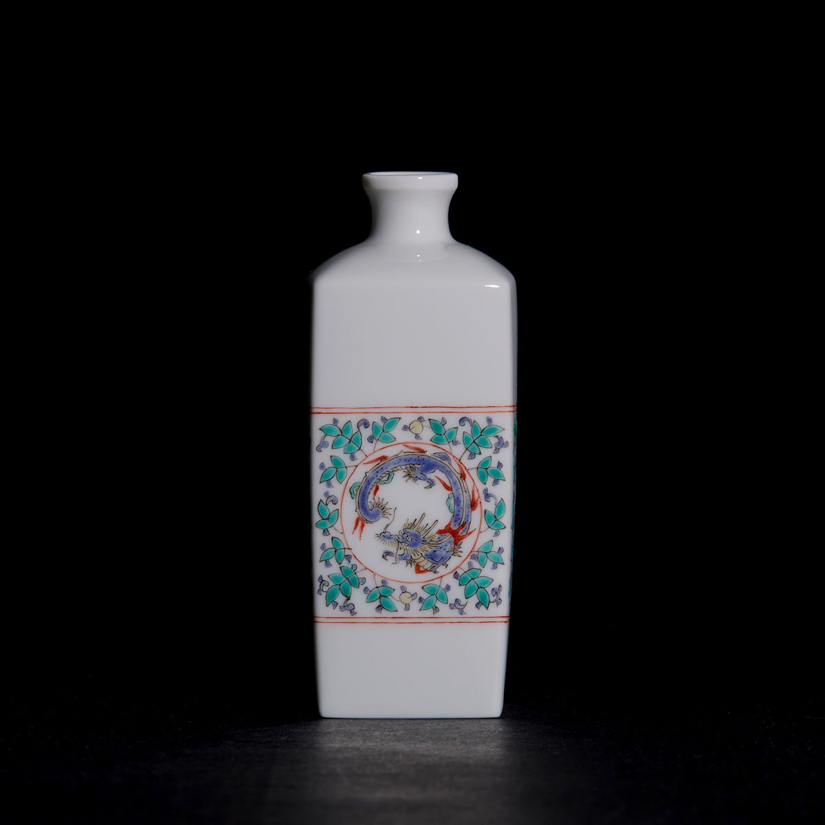 Arita Ware : Vase à fleur unique orné d'un décor de dragon et de phénix en émail surglaçure, forme angulaire élancée