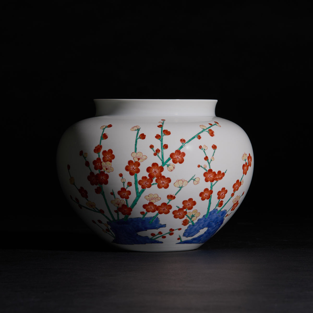 Arita Ware : Vase Nigoshide à décor de fleurs de prunier en émail surglaçure