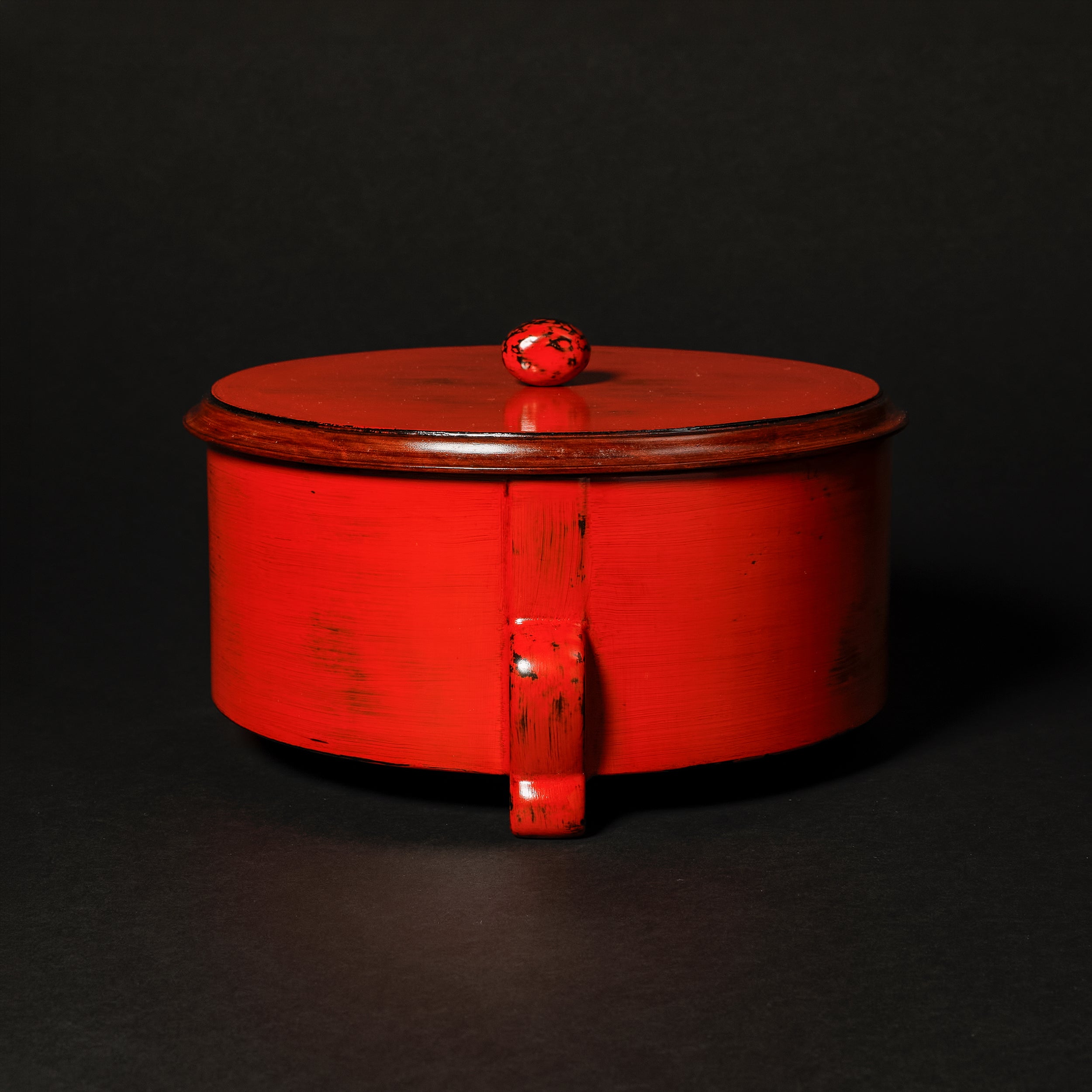 Negoro Lacquer: Three-Legged Lidded Vessel