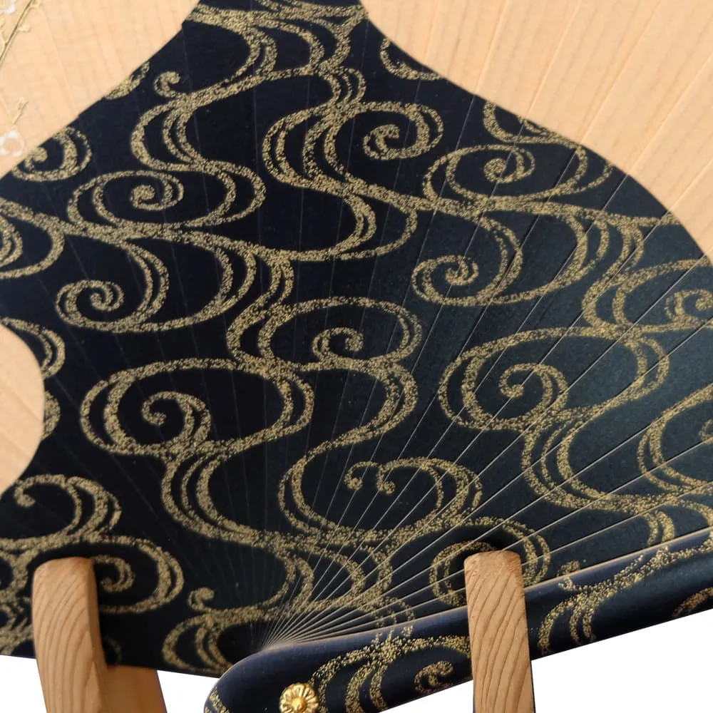 Éventail Hi-Ougi « Fleurs de prunier rouges et blanches » par Ogata Kōrin avec support en bois et boîte en paulownia