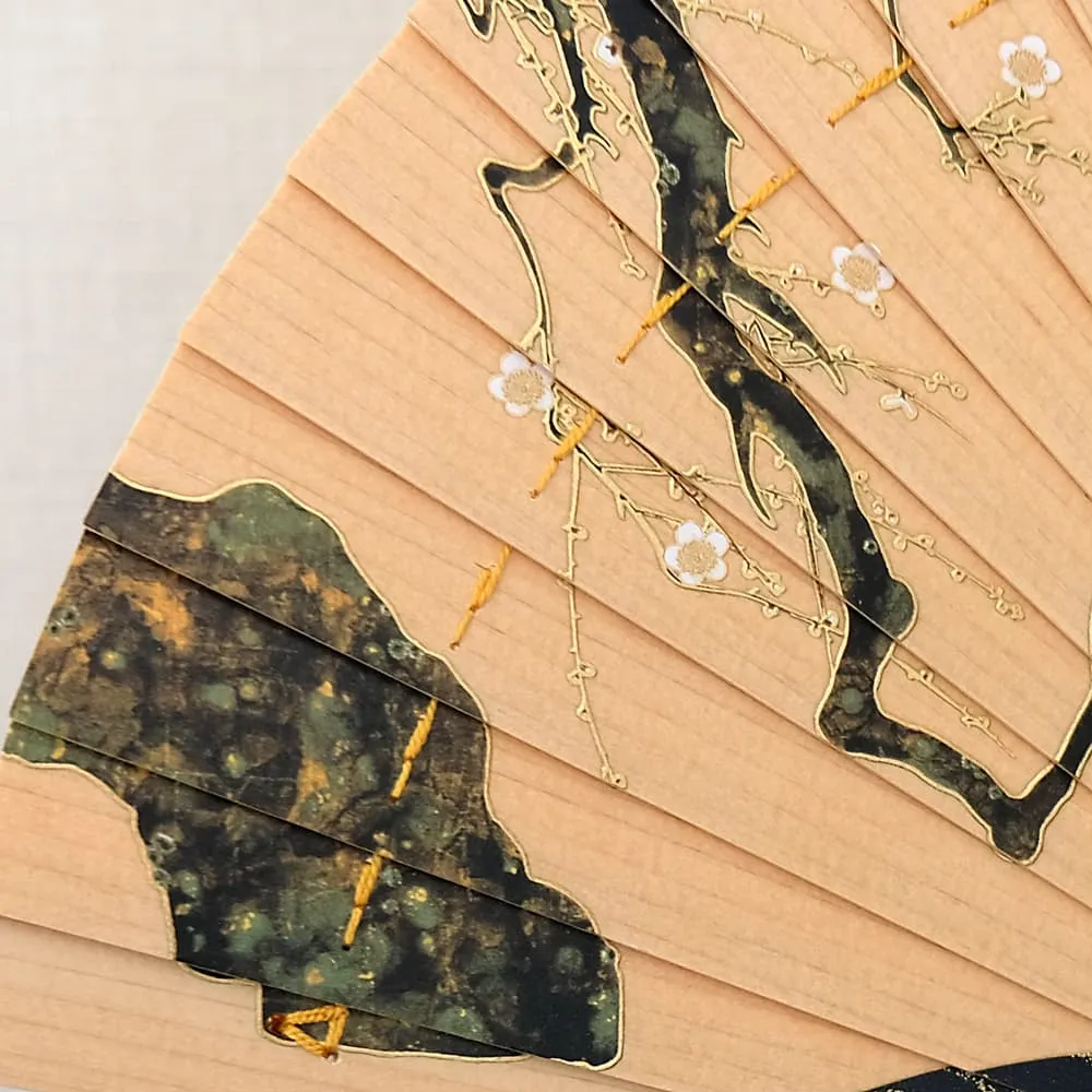 Éventail Hi-Ougi « Fleurs de prunier rouges et blanches » par Ogata Kōrin avec support en bois et boîte en paulownia