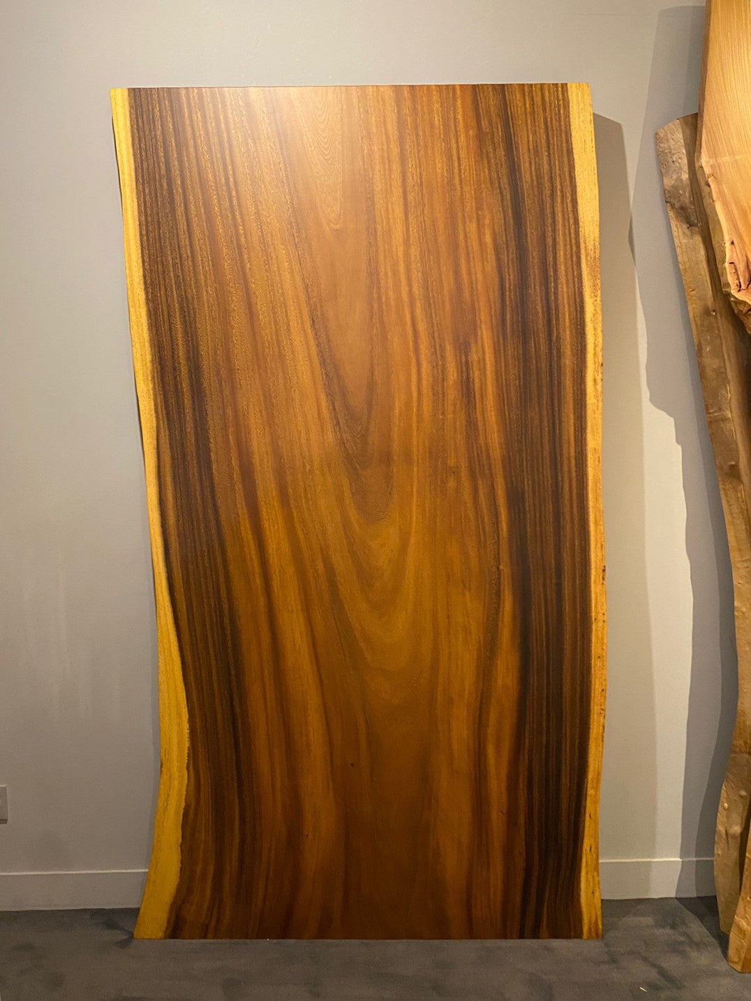 Live Edge Slab – Albizia saman, arbre de pluie (No.17)