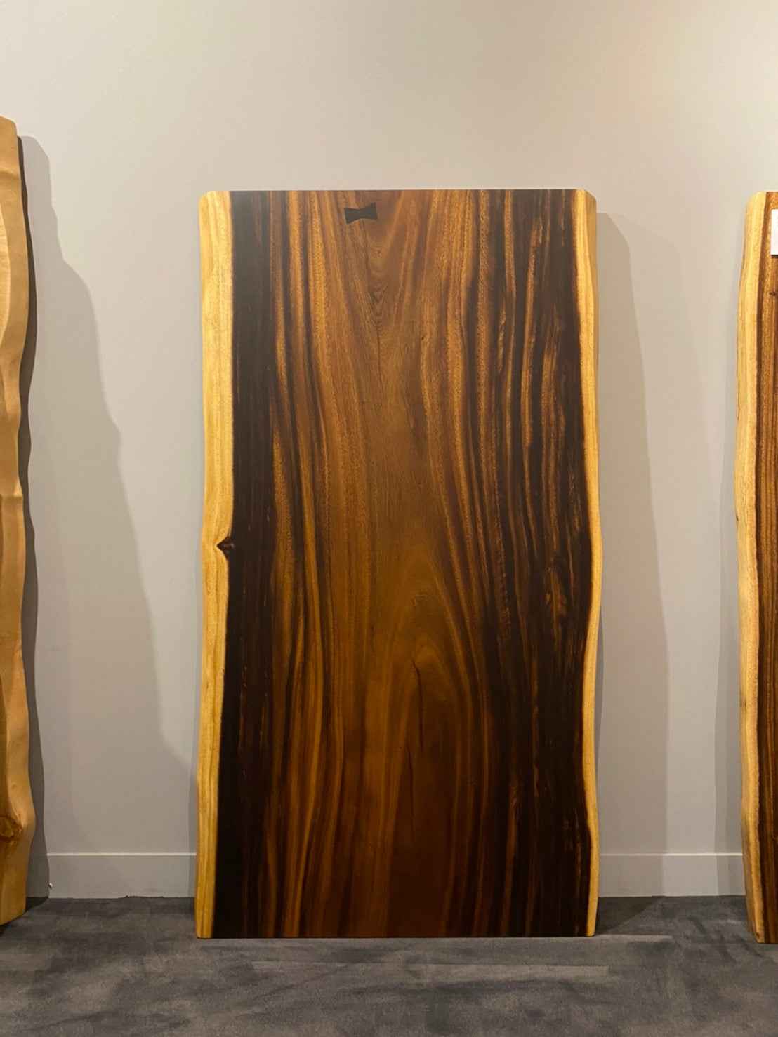 Live Edge Slab – Albizia saman, arbre de pluie (No.17)