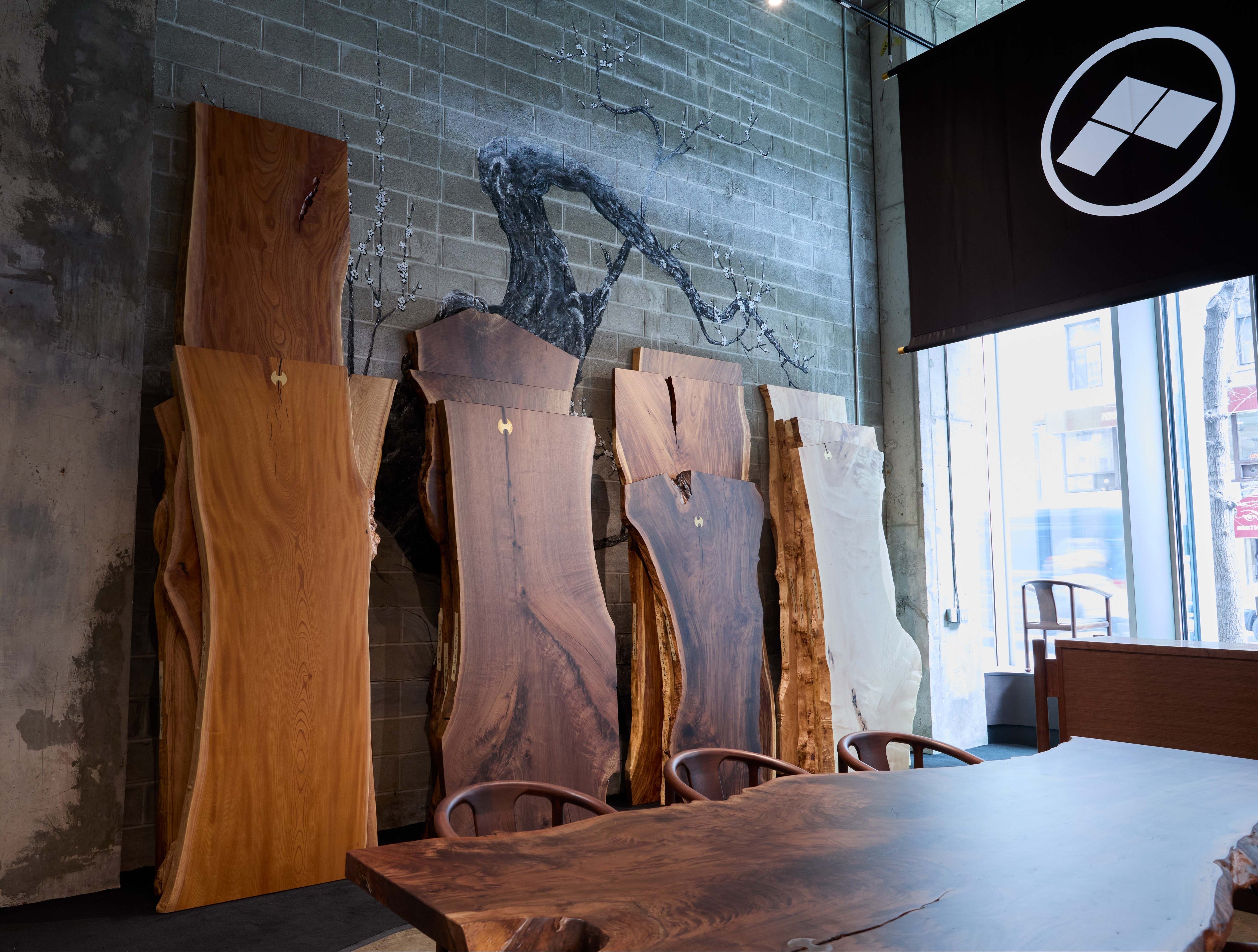 Plateau en bois à bord vivant