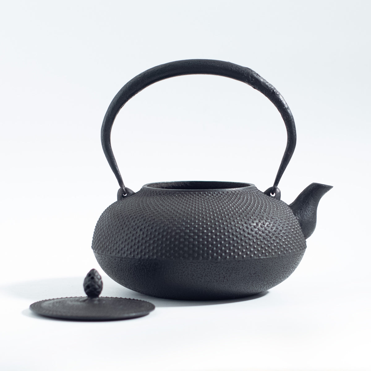 Iron Kettle with Hailstone Pattern and Flat Sacred Jewel Shape