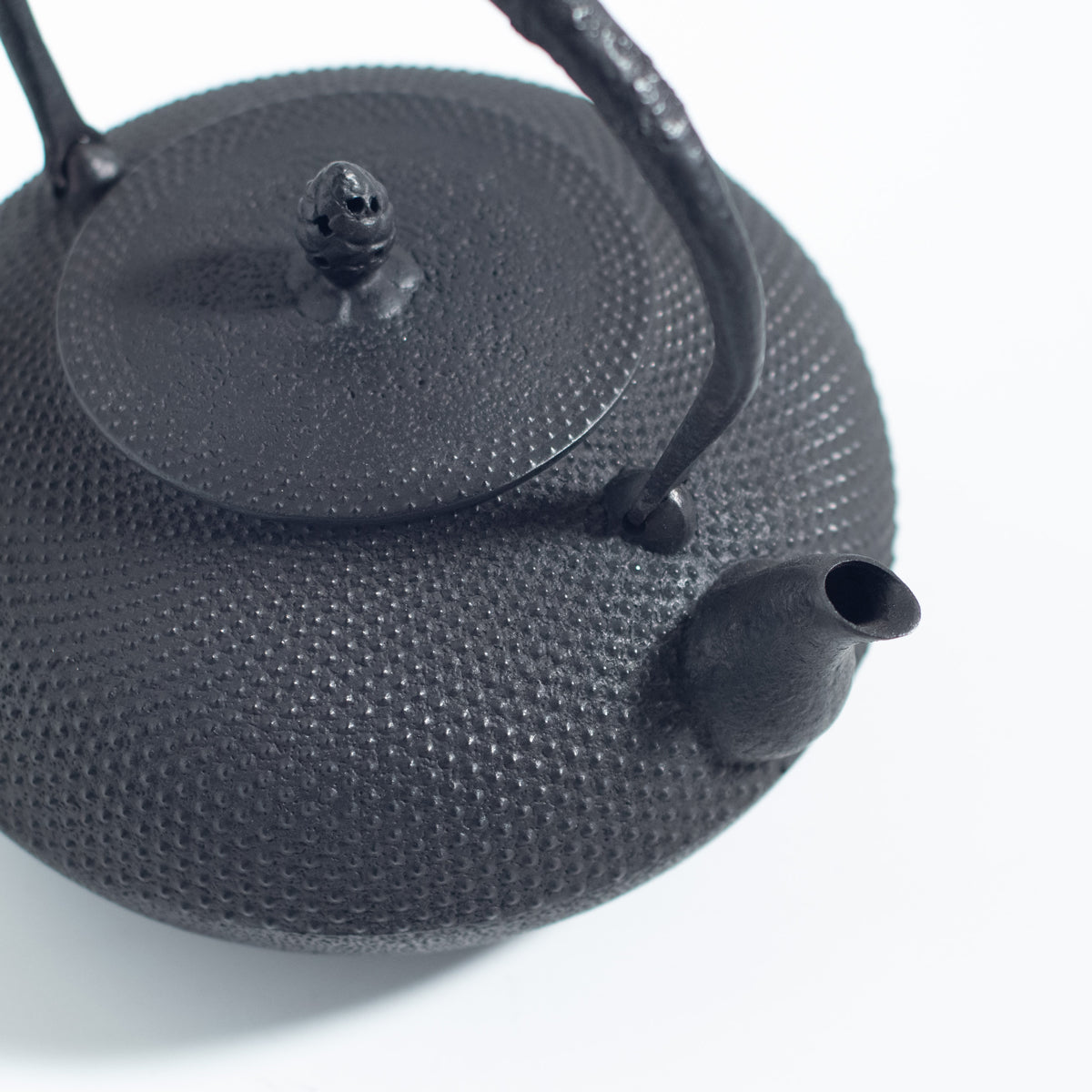 Iron Kettle with Hailstone Pattern and Flat Sacred Jewel Shape