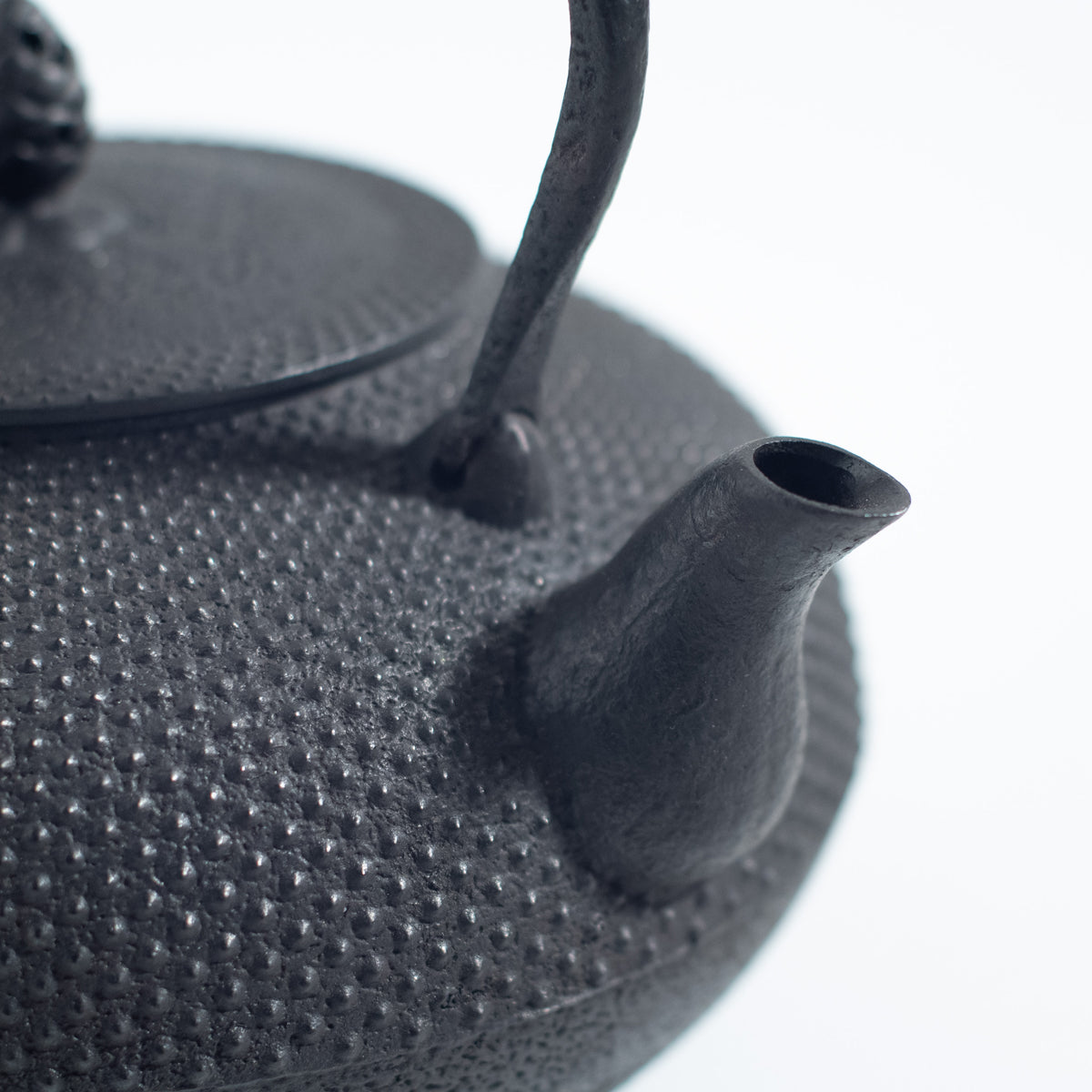 Iron Kettle with Hailstone Pattern and Flat Sacred Jewel Shape