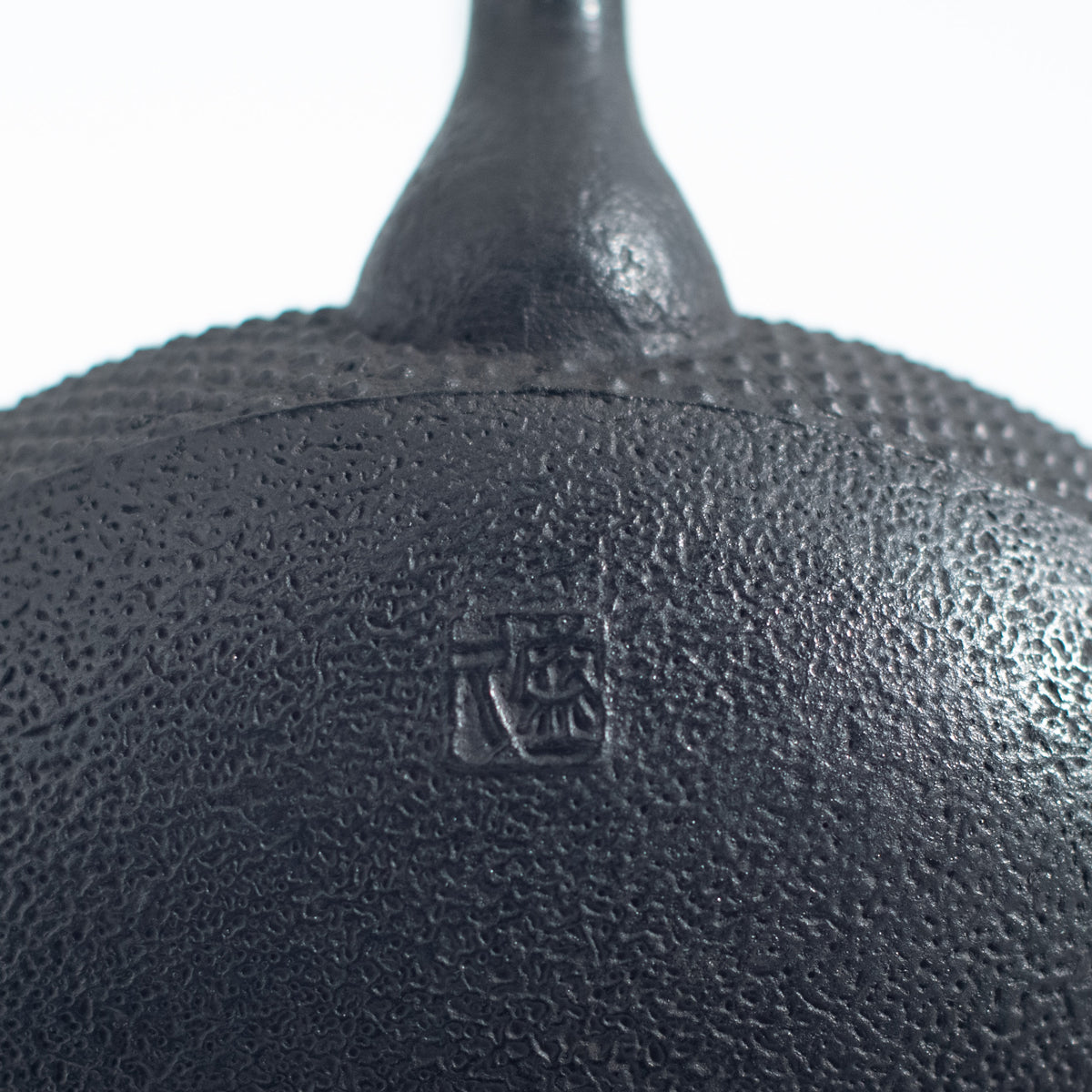 Iron Kettle with Hailstone Pattern and Flat Sacred Jewel Shape
