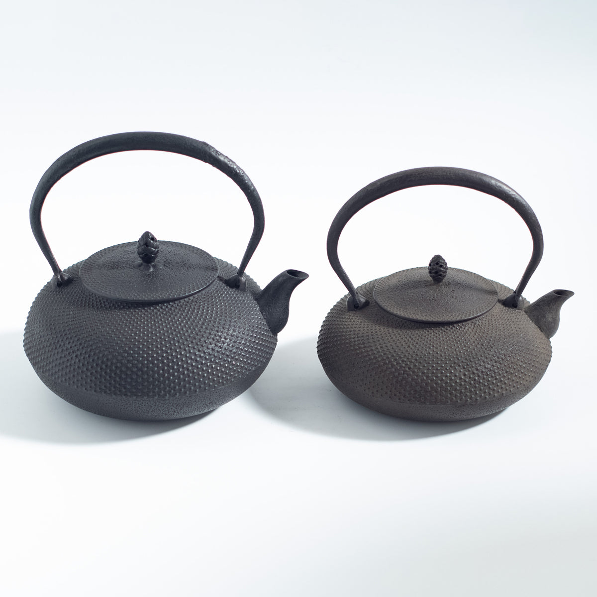 Iron Kettle with Hailstone Pattern and Flat Sacred Jewel Shape