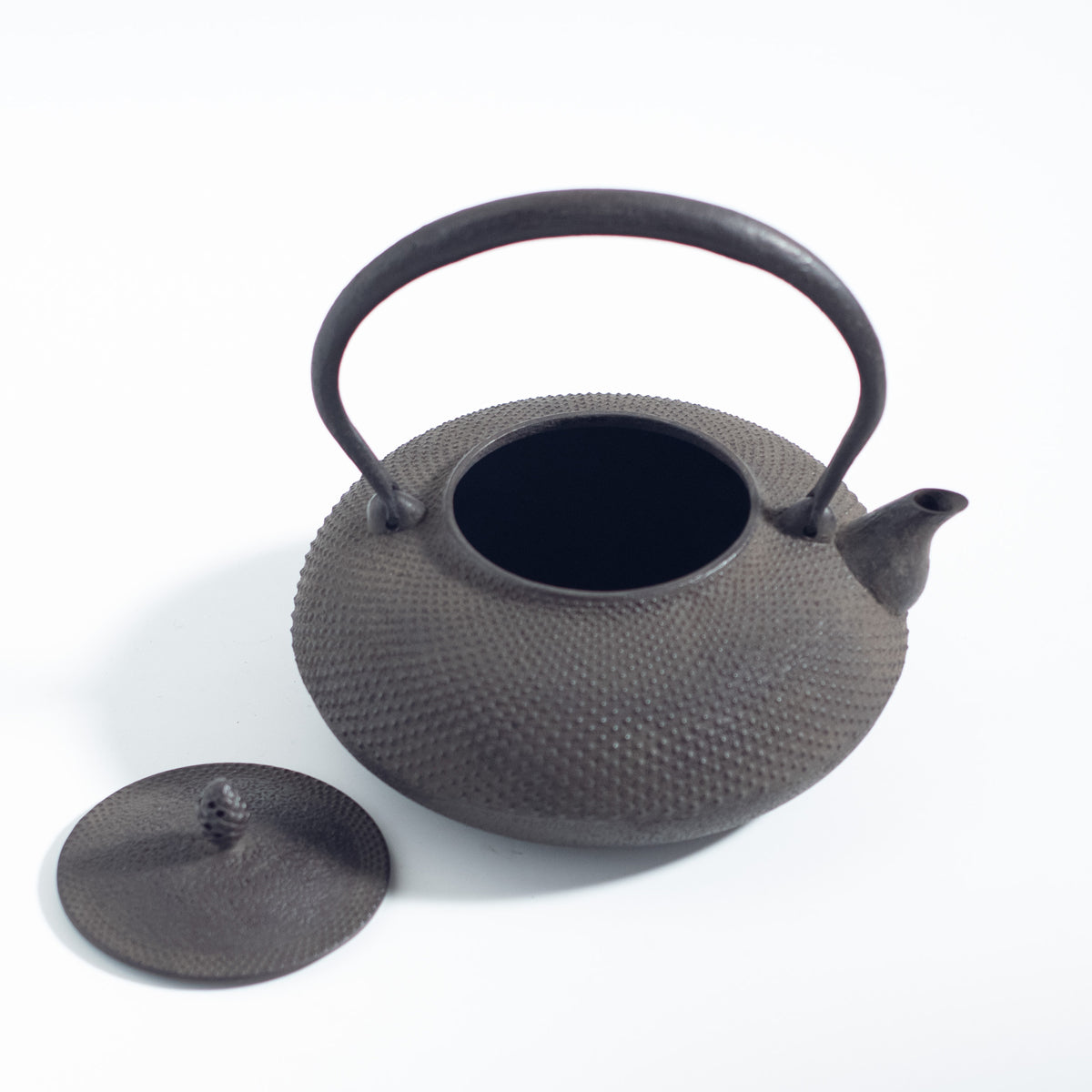 Iron Kettle with Hailstone Pattern and Flat Sacred Jewel Shape