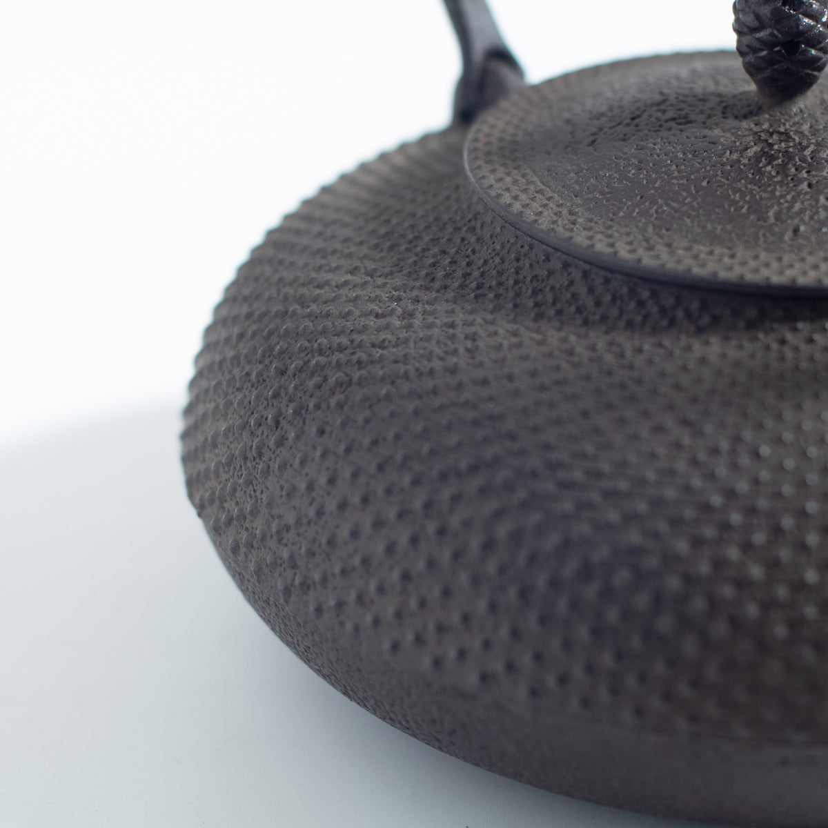 Iron Kettle with Hailstone Pattern and Flat Sacred Jewel Shape