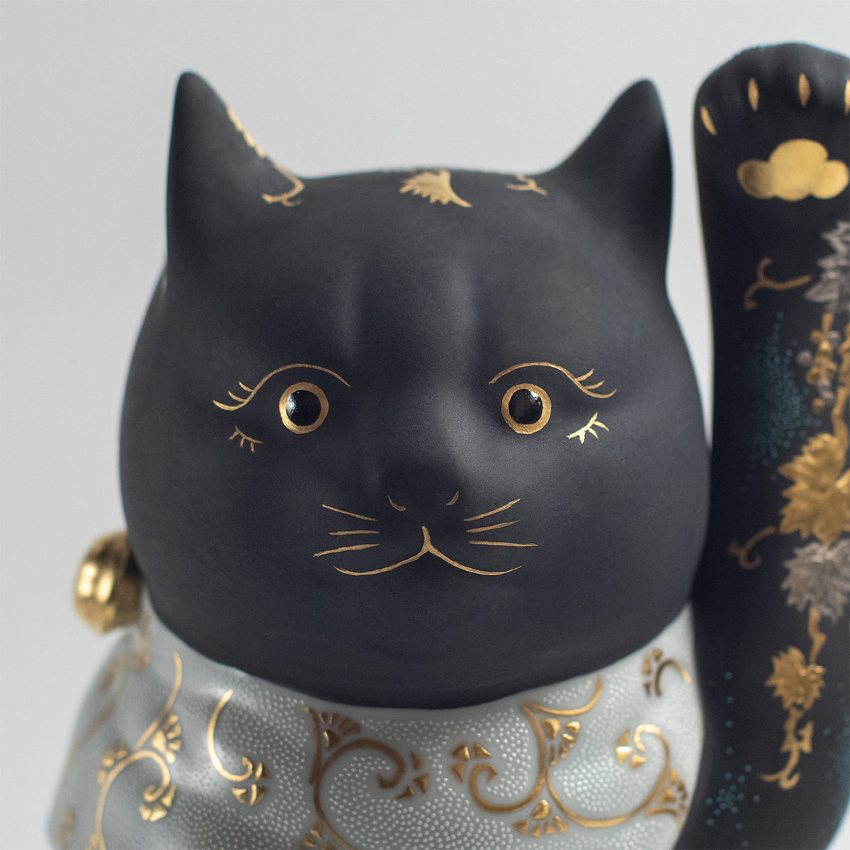 Kutani Ware: Hakkinmori Aoshirochibu Grape Pattern Maneki-neko Lucky Cat