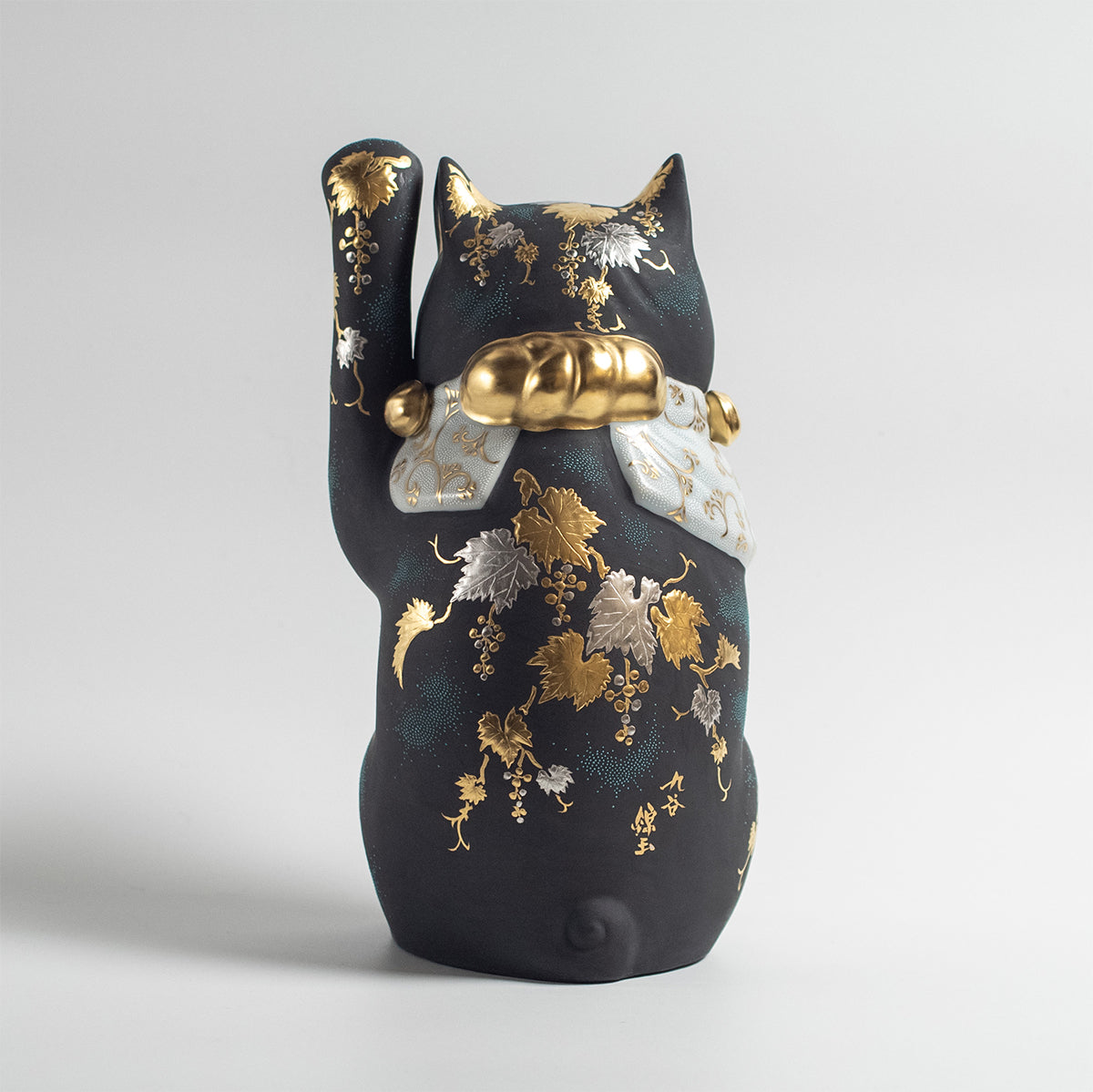 Kutani Ware: Hakkinmori Aoshirochibu Grape Pattern Maneki-neko Lucky Cat