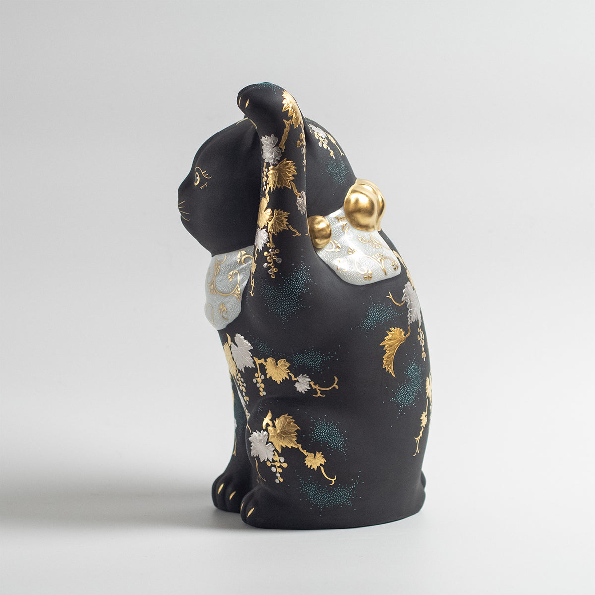 Kutani Ware: Hakkinmori Aoshirochibu Grape Pattern Maneki-neko Lucky Cat