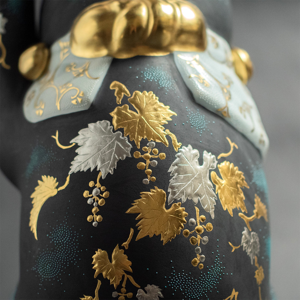 Kutani Ware: Hakkinmori Aoshirochibu Grape Pattern Maneki-neko Lucky Cat