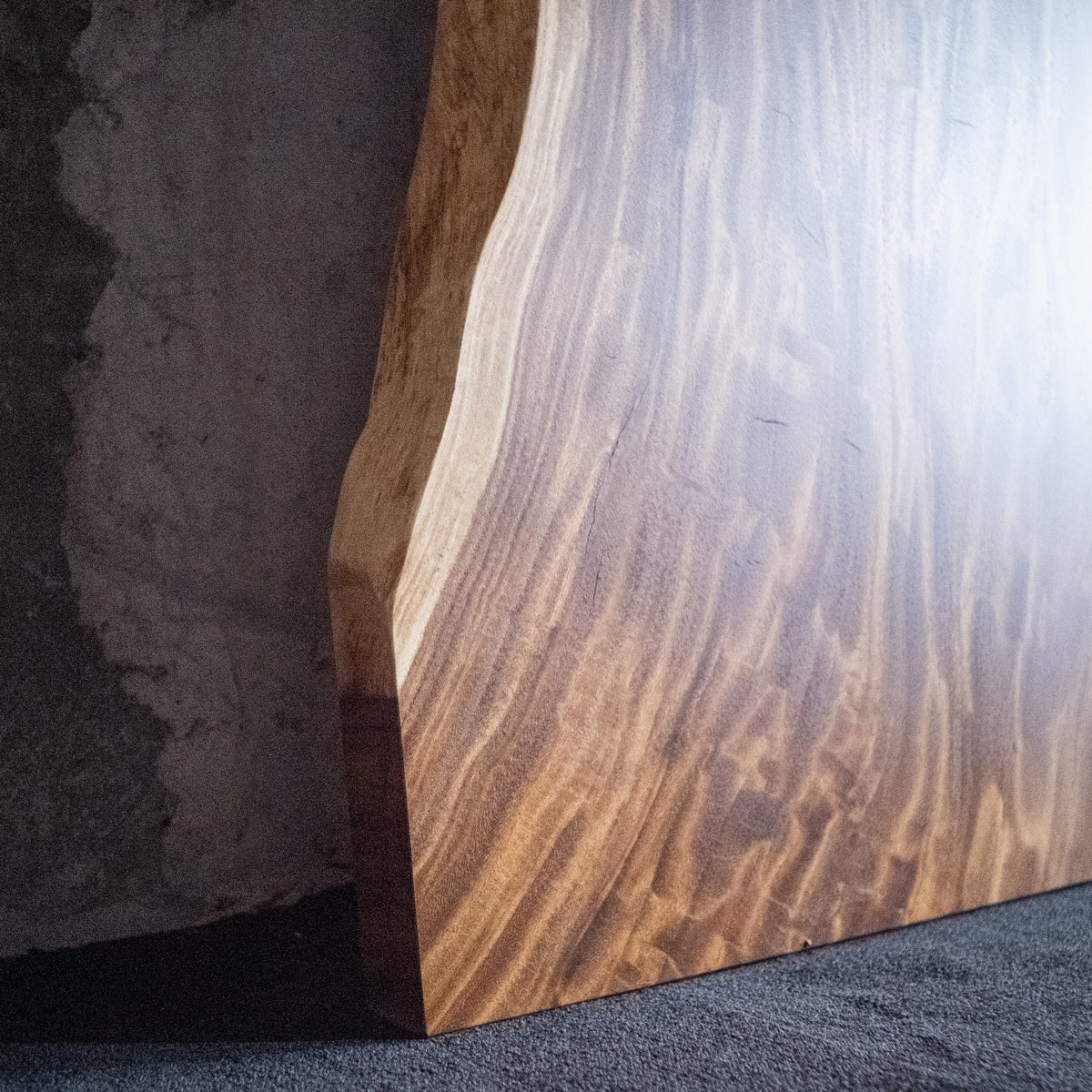 Dalle à bord naturel – Monkeypod M552 (s011)