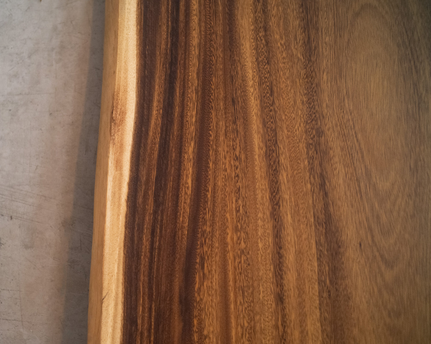 Dalle à bord naturel – Monkeypod 846 (s025)