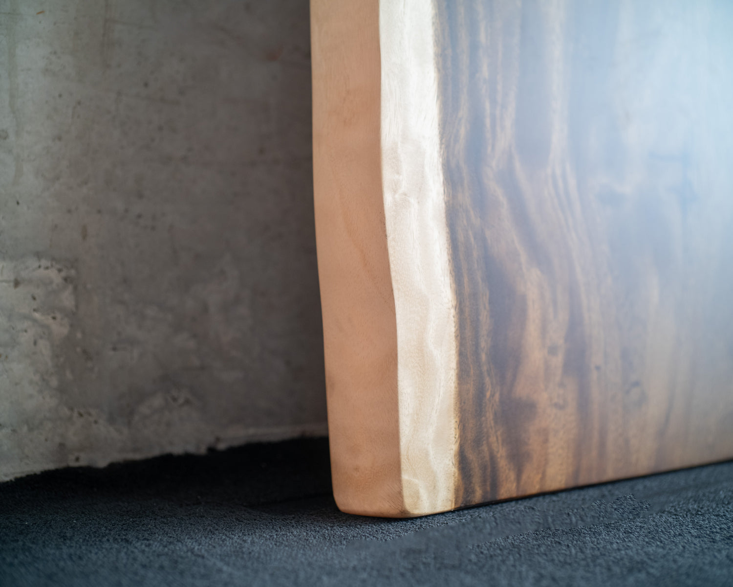 Dalle à bord naturel – Monkeypod 850 (s010)