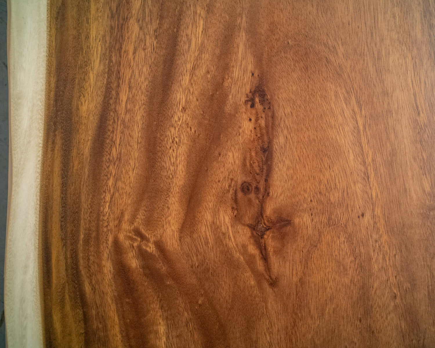 Dalle à bord naturel – Monkeypod 850 (s010)