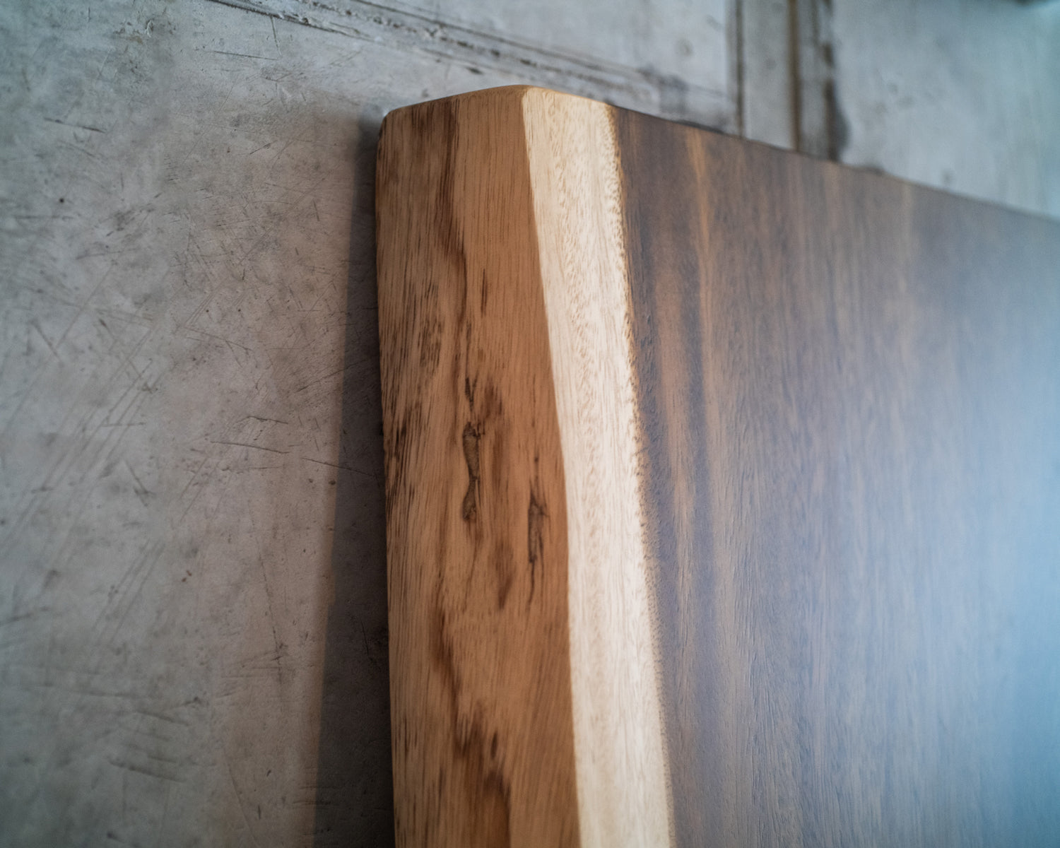 Dalle à bord naturel – Monkeypod 850 (s010)