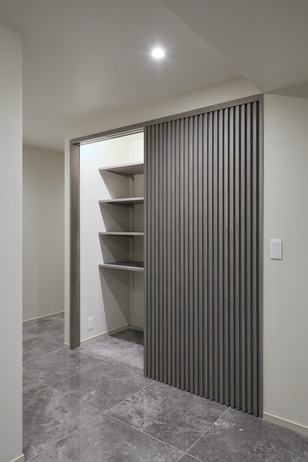 Porte coulissante à treillis 